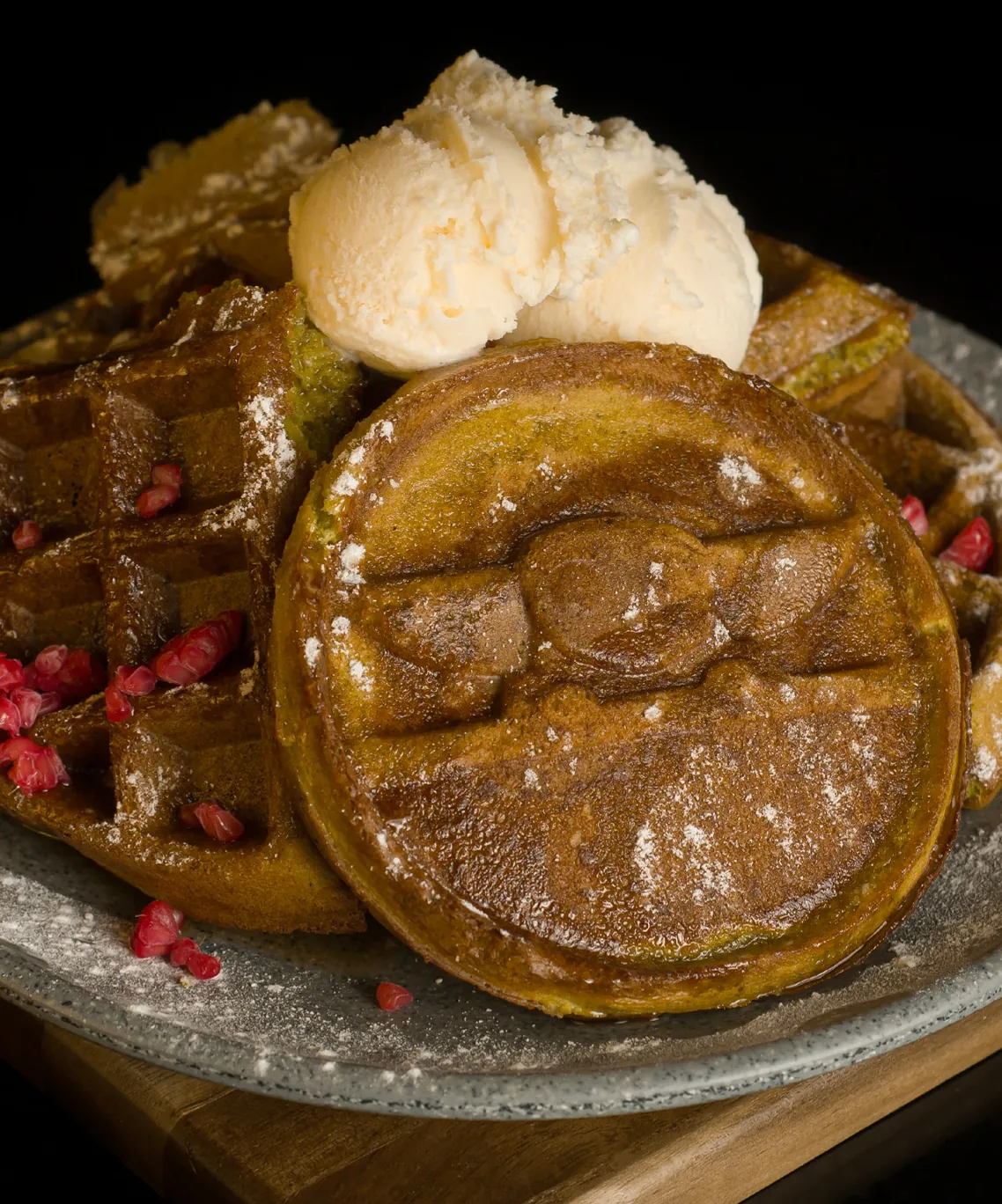 Waffles con helado y frutos rojos