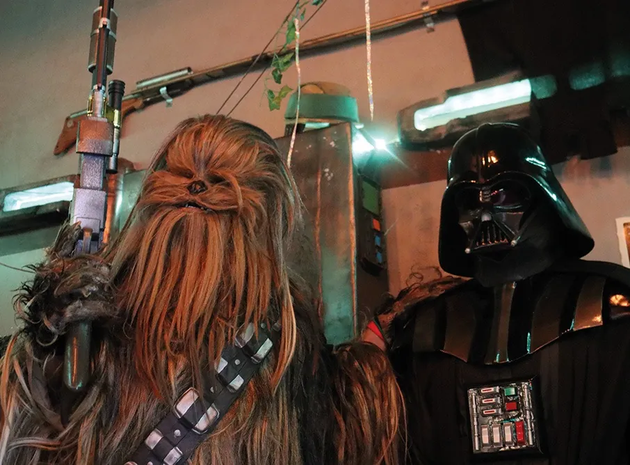 Chewbacca y Darth Vader dentro del café