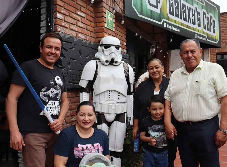 Familia con un soldado imperial en la entrada del café