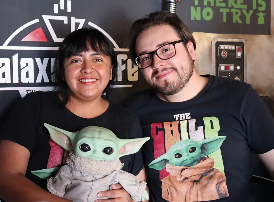 Pareja con muñecos de Grogu